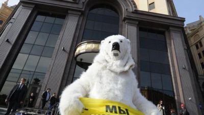 Три белых медведя провели акцию протеста в Москве и были задержаны
