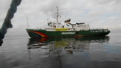 Протест «Гринпис» в Арктике обернулся захватом судна спецслужбами