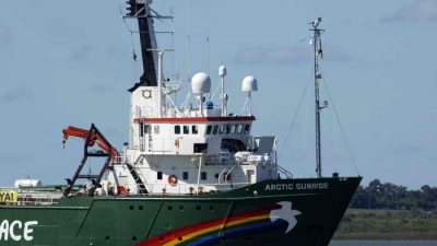 Активисты Greenpeace протестуют против нефтедобычи в Арктике