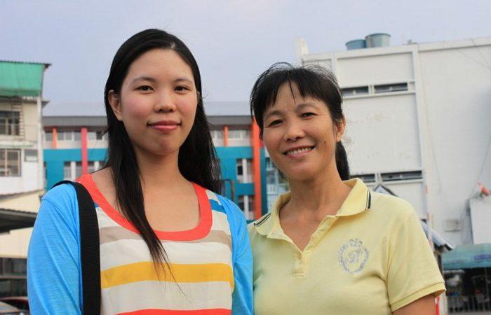 Китаянка Фэн Сяосинь и её мать Хэ Чживей свободны и находятся в безопасности в Таиланде, но они по-прежнему обеспокоены судьбой последователей Фалуньгун в Китае, которых преследуют коммунистические власти. Фото: Cameron McKinley/Epoch Times | Epoch Times Media