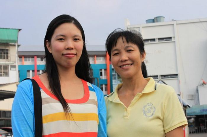 Китаянка Фэн Сяосинь и её мать Хэ Чживей свободны и находятся в безопасности в Таиланде, но они по-прежнему обеспокоены судьбой последователей Фалуньгун в Китае, которых преследуют коммунистические власти. Фото: Cameron McKinley/Epoch Times