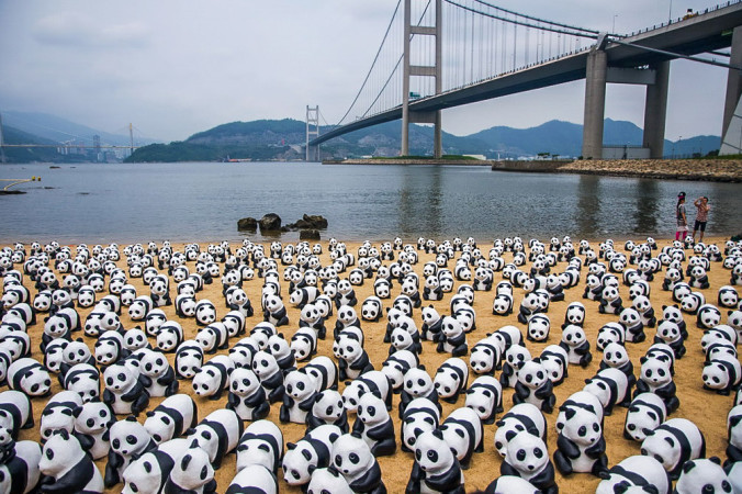 Сотни искусственных панд появились в аэропорту Гонконга