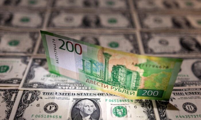 Банкнота российского рубля на банкноте доллара США, 24 февраля 2022 года. (Reuters/Dado Ruvic/Illustration/File Photo)
 | Epoch Times Media