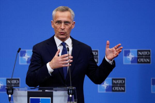 Йенс Столтенберг проводит пресс-конференциюво время саммита НАТО на котором обсуждается вторжение России в Украину. Бельгия, Брюссель, 24 марта 2022 года. GonzaloFuentes/Reuters