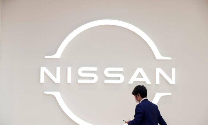  9:05 AM
Мужчина идёт перед логотипом Nissan в галерее Nissan в Иокогаме, Япония, 29 ноября 2021 г.  (Androniki Christodoulou/Reuters)  | Epoch Times Media