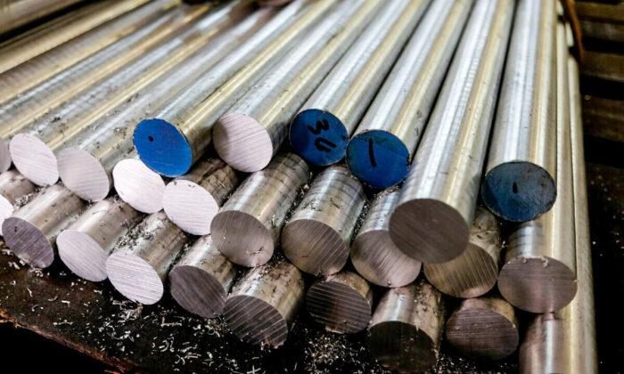 Склад алюминиевых прутков на заводе в Дунгуане, Китай, 10 апреля 2018 года. (Bobby Yip/Reuters) | Epoch Times Media