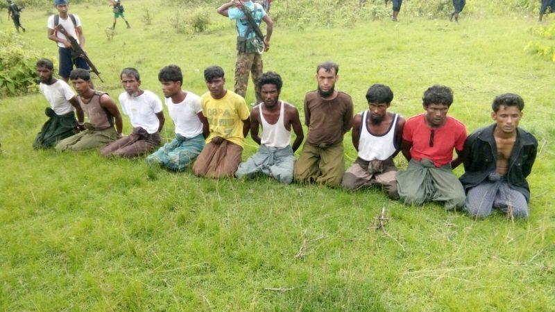 Десять мужчин народа рохинджа со связанными руками стоят на коленях, когда сотрудники бирманских сил безопасности проводят операцию в деревне Инн-Дин, Бирма, 2 сентября 2017 года. Позже, как сообщается, появились фотографии тел тех же мужчин в неглубокой могиле. (File Photo/Reuters) | Epoch Times Media
