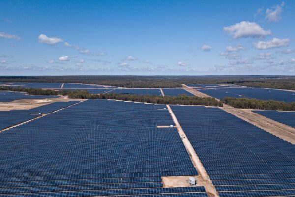 Вид с воздуха на солнечную ферму Darling Downs с панелями, изготовленными компанией JA Solar, недалеко от Далби, Квинсленд, Австралия, на недатированной фотографии. (Фото: AAP Image/APA)