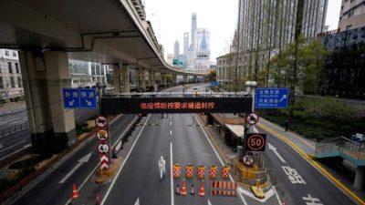В Шанхае полиция подавляет протесты жителей, выселенных из домов, отданных под карантинные центры
