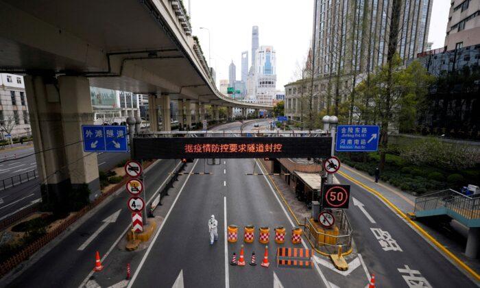Вход в туннель, ведущий в район Пудун через реку Хуанпу, после ограничений движения по шоссе в условиях карантина в Шанхае, 28 марта 2022 года. Фото: Aly Song/Reuters
 | Epoch Times Media