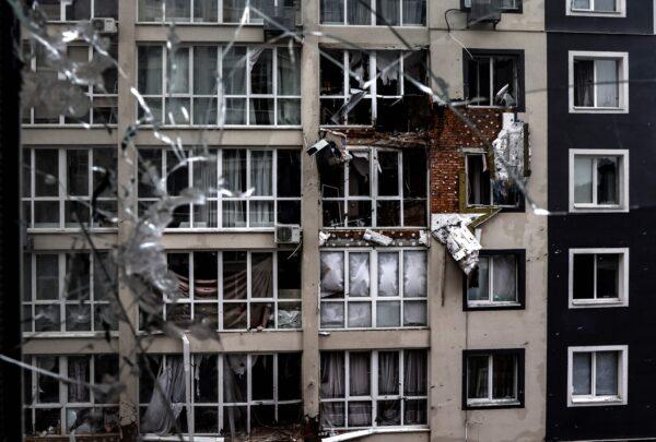 Разрушенное здание в Буче, к северо-западу от Киева, Украина, 2 апреля 2022 года. (Ronaldo Schemidt/AFP via Getty Images)
