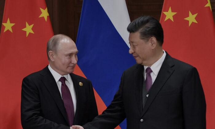 Президент России Владимир Путин с лидером Китая Си Цзиньпином во время их встречи во Дворце дружбы в Пекине, Китай, 26 апреля 2019 года. (Alexey Nikolsky/AFP via Getty Images)
 | Epoch Times Media