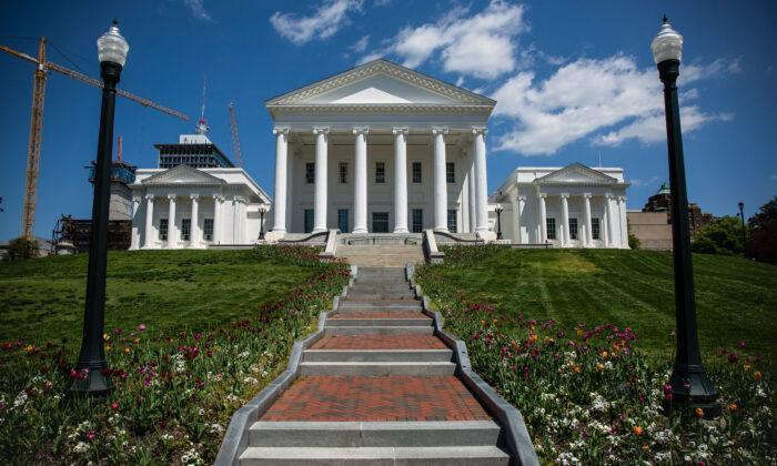 Капитолий штата Вирджиния в Ричмонде, 16 апреля 2020 года. Фото: Zach Gibson/Getty Images
 | Epoch Times Media