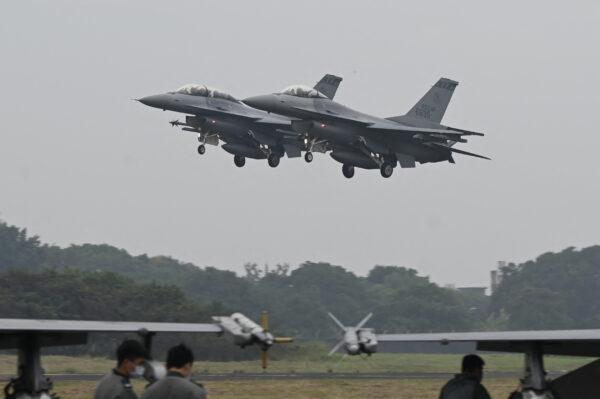 Два истребителя F-16V американского производства пролетают над военно-воздушной базой в Чиайи, южный Тайвань, 5 января 2022 года. (Sam Yeh/AFP via Getty Images)