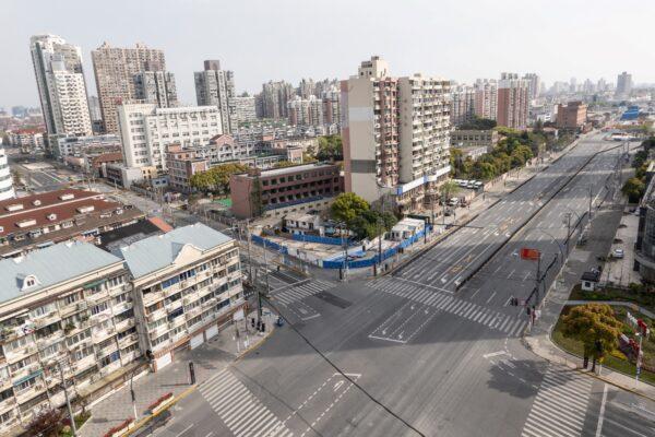 Пустые улицы во время второго этапа карантина из-за COVID-19 в районе Янпу в Шанхае, Китай, 1 апреля 2022 года. (STR/AFP via Getty Images)