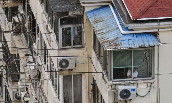 Большинство жителей Шанхая остаются запертыми в своих домах, несмотря на ослабление карантина