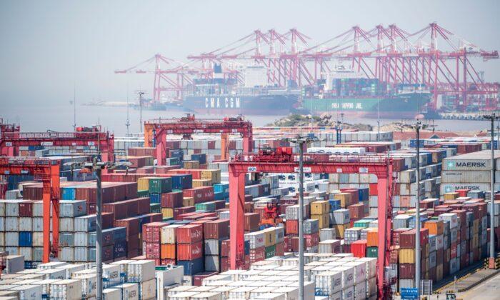 Глубоководный порт Яншань, автоматизированный грузовой причал, в Шанхае, 9 апреля 2018 года. (Johannes Eisele/AFP via Getty Images)
 | Epoch Times Media
