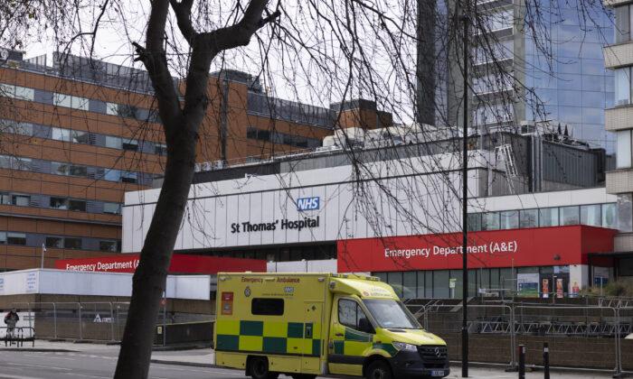Скорая помощь выезжает из больницы Святого Томаса в Лондоне, Англия, 7 января 2022 года. Фото: Dan Kitwood/Getty Images
 | Epoch Times Media