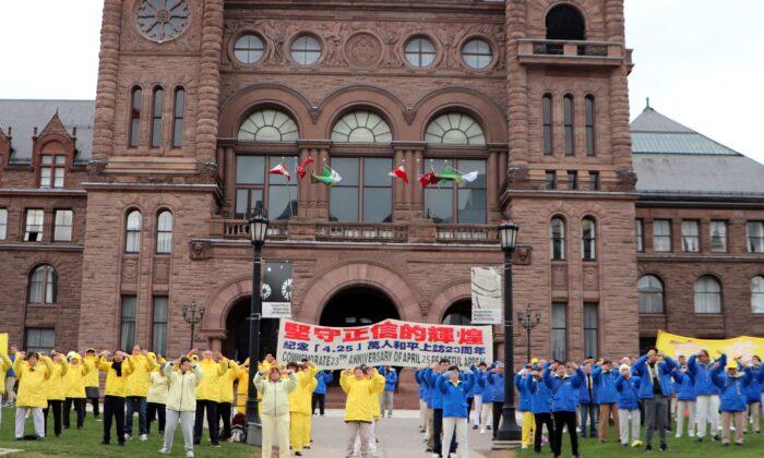 Последователи Фалуньгун Торонто выполняют медитативные упражнения рядом с Законодательным собранием Онтарио во время акции, посвящённой 23-й годовщине апелляции последователей Фалуньгун в Пекине, 14 апреля 2022 г. Фото: Michelle Hu/The Epoch Times
 | Epoch Times Media