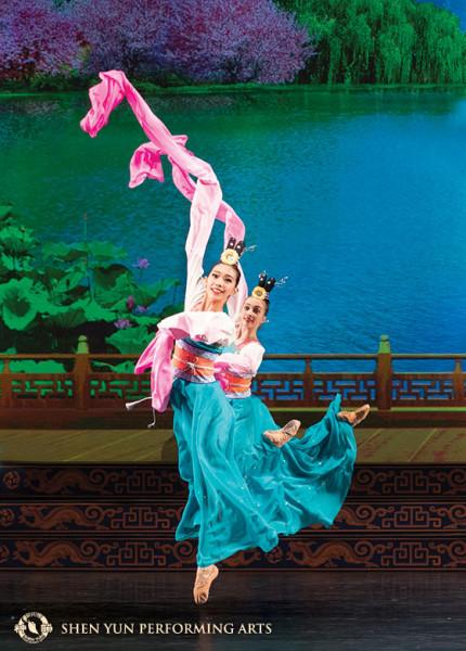 Луна Юй (спереди) в танцевальном костюме с водяными рукавами во время мирового тура Shen Yun 2020 года