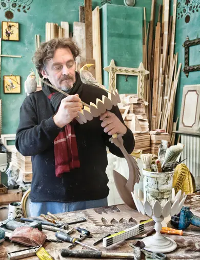 Мастер Маурицио Бетти в своей мастерской в городе Сантарканджело-ди-Романья, Италия.  Фото Андреа Боргини