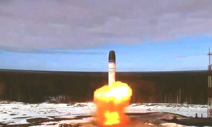 Межконтинентальная баллистическая ракета «Сармат» запускается во время испытания на космодроме Плесецк в Архангельской области, Россия, на этом снимке, сделанном из видео, выпущенного 20 апреля 2022 года. (Russian Defence Ministry/via Reuters)
 | Epoch Times Media