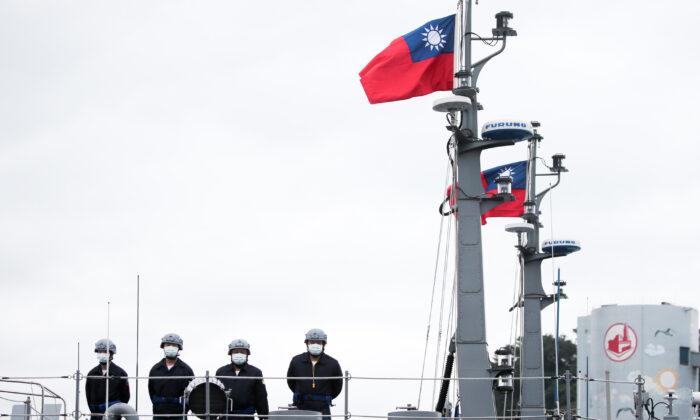 Солдаты стоят на борту минного заградителя тайваньских ВМС в Килунге, Тайвань, 7 января 2022 года. Тайвань готовится к увеличению числа китайских военных патрулей в этом году после того, как численность Народно-освободительной армии Китая более чем удвоились в 2021 году, что усиливает обеспокоенность по поводу столкновения между крупными державами региона. (I-Hwa Cheng/Bloomberg via Getty Images)
 | Epoch Times Media