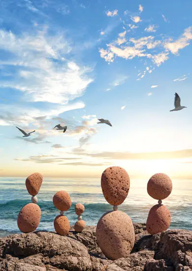 Юл сравнивает балансировку камней с песочными мандалами, которые создают тибетские монахи. (Фото  предоставлено Питером Юлом)