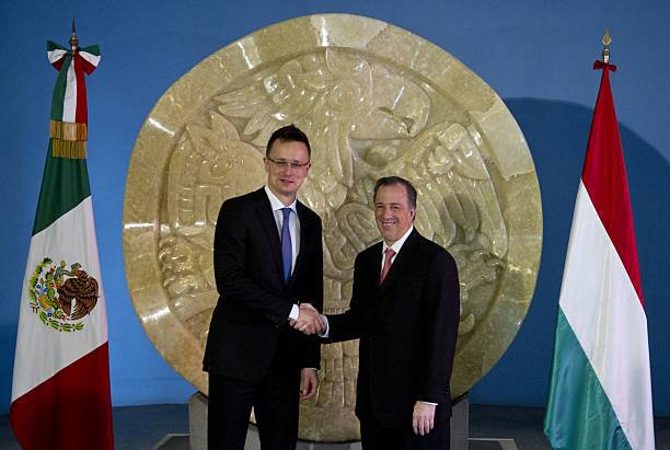 Министр иностранных дел и торговли Венгрии Петер Сийярто (слева) пожимает руку министру иностранных дел Мексики Антонио Миде в Министерстве иностранных дел в Мехико 26 марта 2015 г. Фото: RONALDO SCHEMIDT/AFP via Getty Images | Epoch Times Media