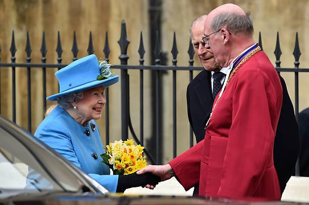 Королева Елизавета II и принц Филипп, герцог Эдинбургский, прощаются с преподобным Дэвидом Коннером после пасхальной службы в часовне Святого Георгия в Виндзорском замке 5 апреля 2015 года в Виндзоре, Англия. Фото: Ben Stansall - WPA Pool / Getty Images | Epoch Times Media