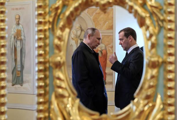 Президент России Владимир Путин и премьер-министр Дмитрий Медведев в Новоиерусалимском православном монастыре. Фото: YEKATERINA SHTUKINA/AFP via Getty Images | Epoch Times Media