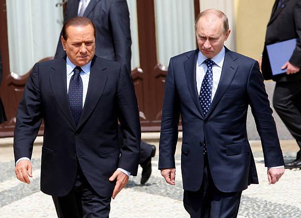Сильвио Берлускони и Владимир Путин прибывают на двустороннюю встречу, состоявшуюся на вилле Гернетто 26 апреля 2010 года в Лесмо, Италия. Фото: Vittorio Zunino Celotto/Getty Images | Epoch Times Media