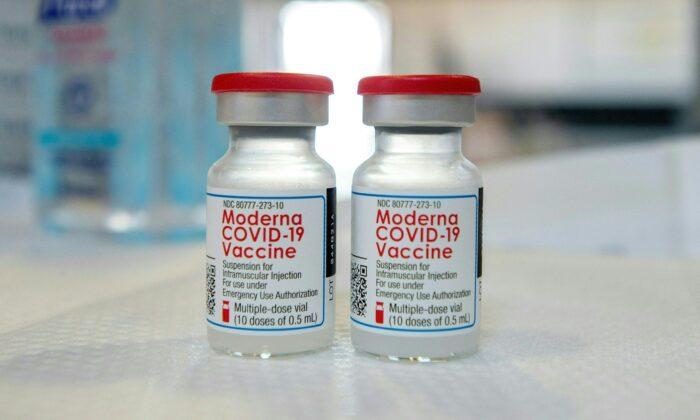 Флаконы с вакциной COVID-19 компании Moderna в Бриджпорте, штат Коннектикут, на фотографии из архива. (Joseph Prezioso/AFP via Getty Images)
 | Epoch Times Media