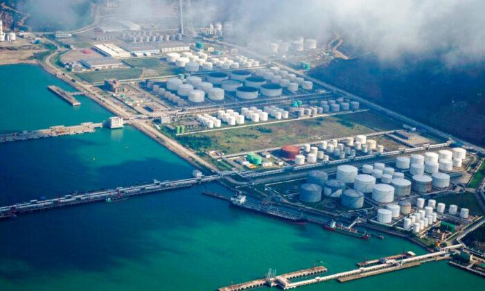 Резервуары с нефтью и газом на нефтяном складе в порту Чжухай, Китай, 22 октября 2018 г. (Aly Song/Reuters)
 | Epoch Times Media