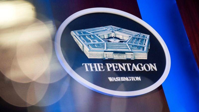 Логотип Пентагона в зале для брифингов в Пентагоне в Арлингтоне, штат Вирджиния, 8 января 2020 года.  Фото: Al Drago/Reuters | Epoch Times Media