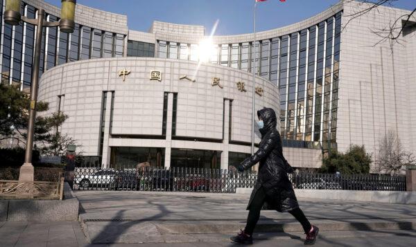 Женщина идёт мимо Народного банка Китая. Пекин, 3 февраля 2020 года. Изображение: Jason Lee/Reuters