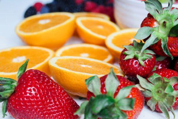 Чтобы естественным образом увеличить количество флавоноидов в своём рационе, ешьте больше клубники и апельсинов. (Trang Doan/Shutterstock)