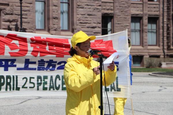 Последовательница Фалуньгун Люси Чжао на митинге в Онтарио 14 апреля 2022 года. Фото: Michelle Hu/The Epoch Times