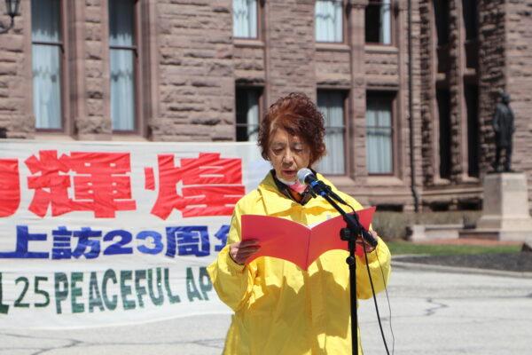 Последователь Фалуньгун Фэн Сюминь на митинге в Законодательном собрании Онтарио 14 апреля 2022 года. Фото: Michelle Hu/The Epoch Times