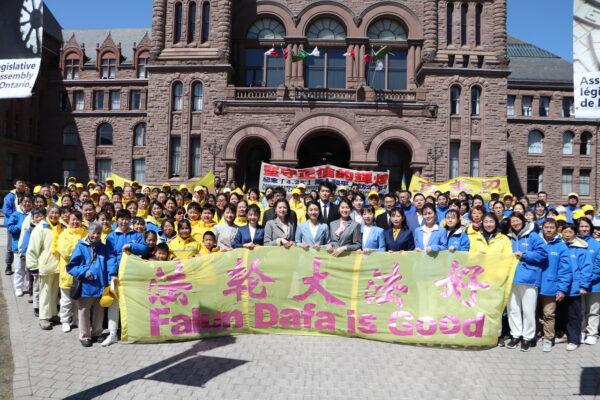 Последователи Фалуньгун в Торонто собрались на митинг в Онтарио, чтобы отметить 23-ю годовщину исторической апелляции в Китае, 14 апреля 2022 года. Фото: Michelle Hu/The Epoch Times