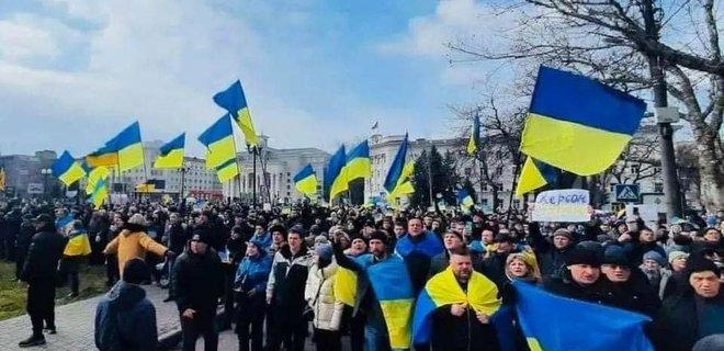 Во временно оккупированном Херсоне мирные жители часто выходят на проукраинские митинги. Фото: Facebook Petro Melnychuk | Epoch Times Media