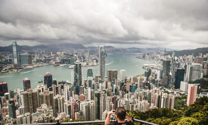 Экономика Гонконга сократилась на 4% из-за антивирусных ограничений