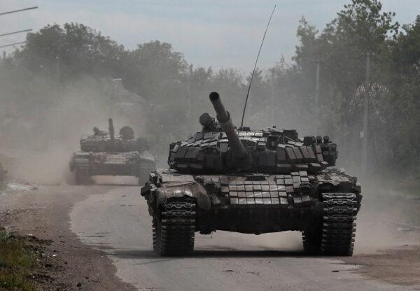 Танки пророссийских войск едут по улице во время украинско- российского конфликта в городе Попасная Луганской области, Украина, 26 мая 2022 года. (Alexander Ermochenko/Reuters)