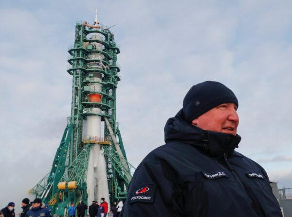 Генеральный директор Роскосмоса Дмитрий Рогозин стоит перед космическим кораблём «Союз МС-20» на космодроме Байконур, Казахстан, 8 декабря 2021 года. (Shamil Zhumatov/Pool/Reuters)