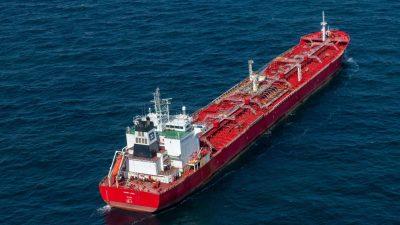 Нефтяной танкер из России не приняли в Швеции, судно бросило якорь недалеко от Амстердама