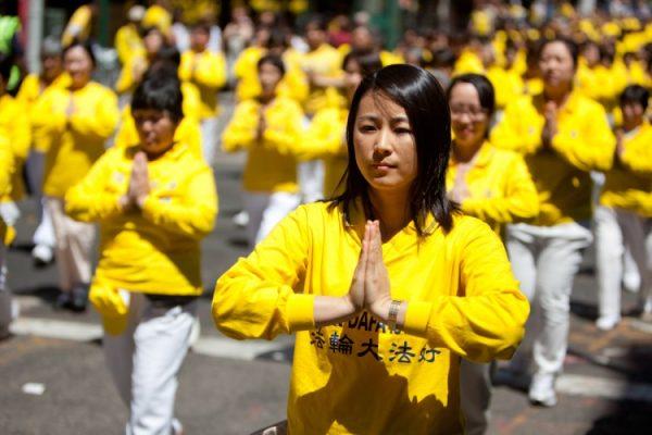 Последователи Фалунь Дафа в Сиднее, Австралия, во Всемирный день Фалунь Дафа прошли парадом по центральному деловому району. Фото: Sonya Bryskine/The Epoch Times
