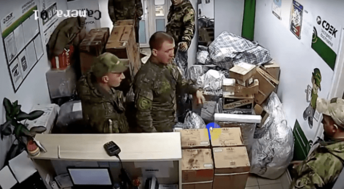 За три месяца войны в Украине российские военные отправили домой 60 тонн посылок