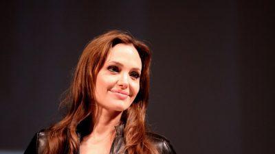 Анджелина Джоли привезла гуманитарную помощь во Львов и пообщалась с беженцами