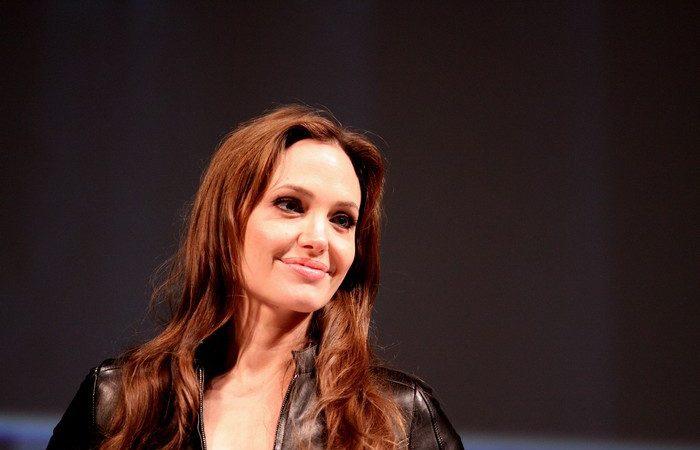 Анджелина Джоли привезла гуманитарную помощь во Львов и пообщалась с беженцами