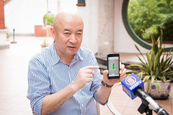 Доктор Энвер Тохти даёт интервью телеканалу New Tang Dynasty Television, родственному изданию The Epoch Times. Фото: Chen Baizhou/The Epoch Times